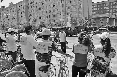 市民自发呼吁：请爱护公共自行车。王殿杰摄