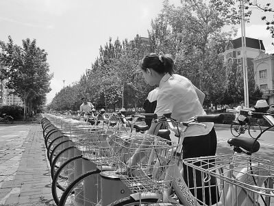 市民刷卡取车。本报记者